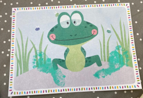 Familienbüro: Eltern können mit ihren Babys auch kreativ werden und zum Beispiel malen. Das Bild zeigt einen gemalten grünen Frosch.