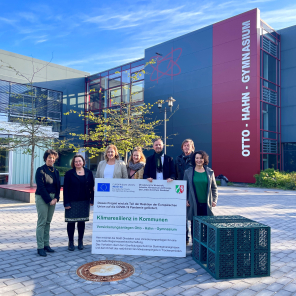 April 2023: Versickerungsanlge am OHG fertiggestellt. Schuldezernentin Dr. Tagrid Yousef, Schulleiterin Astrid Weidler, Bürgermeisterin Michaela Eislöffel, städtische Klima- und Umweltschutzbeauftragte Kristina Ackermann, Baudezernent Dominik Bu-linski, Uwe Blankenburg (Leiter des städtischen Fachdienstes Tiefbau), Anke Grundmann (Fachdienst Tiefbau) April 2023: Versickerungsanlge am OHG fertiggestellt. Schuldezernentin Dr. Tagrid Yousef, Schulleiterin Astrid Weidler, Bürgermeisterin Michaela Eislöffel, städtische Klima- und Umweltschutzbeauftragte Kristina Ackermann, Baudezernent Dominik Bu-linski, Uwe Blankenburg (Leiter des städtischen Fachdienstes Tiefbau), Anke Grundmann (Fachdienst Tiefbau)
