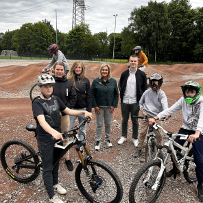 Dirtbike-Anlage: Ines György-Deak (Fachdienst „Kinder- und Jugendförderung“ der Stadt Dinslaken), Lisa Reinemann (Diakonie im Ev. Kirchenkreis Dinslaken), Bürgermeisterin Michaela Eislöffel und 