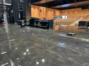 Der Bühnenboden der KTH stand am Donnerstag unter Wasser.