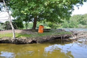 Mülleimer auf Insel im Rotbachsee