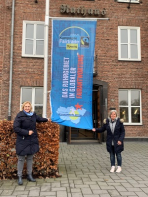 Bürgermeisterin Michaela Eislöffel und Angelika Supper von der städtischen Stabsstelle Nachhaltige Entwicklung vor dem Hissen der Fahne am Rathaus am 06.12.2021