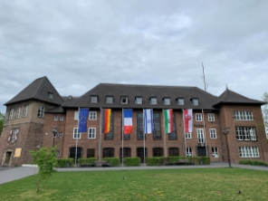 Flaggen vor dem Dinslakener Rathaus