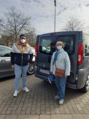 Margot Wydra und SuS 09-Jugendtrainer Christian Halfmann auf dem Weg zum Impfzentrum in Wesel (Quelle: SuS 09 Dinslaken)