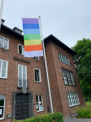 Regenbogenfahne vor dem Dinslakener Rathaus 23.06.2021
