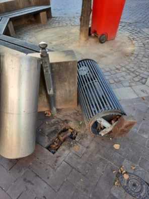 Vandalismus: ein aus der Verankerung gerissener Mülleimer