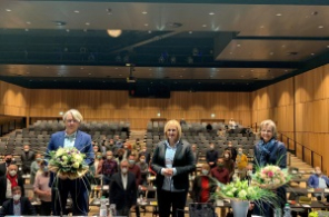 Dr. Thomas Palotz, Bürgermeisterin Michaela Eislöffel, Christa Jahnke-Horstmann am 14.12.2021 während der Ratssitzung in der KTH