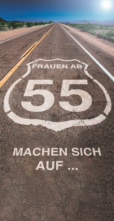 Foto einer Straße mit der Aufschrift Frauen ab 55 machen sich auf