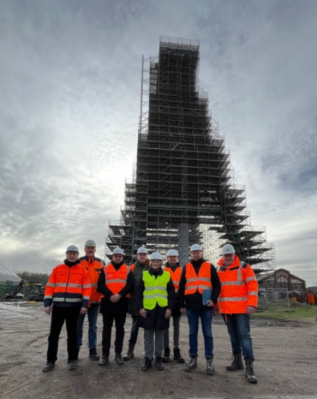 Besichtigung des Fördergerüsts in Lohberg am 23.01.2024: Bürgermeisterin Michaela Eislöffel, Planungsdezernent Dominik Bulinski und RAG-Projektleiter Stefan Roßbach mit weiteren Vertretern von RAG und Verwaltung