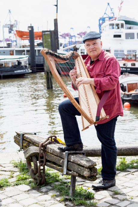 Jörn-Uwe Wulf mit Harfe